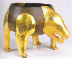 Деревянный сосуд в виде фигуры медведя, украшенный шестью оковками. Золото, смальта. 4 в. до н. э.