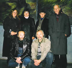 Художники В. Жигулин и М. Спиридонов (в первом ряду) на творческой встрече в планетарии 24 октября 2000 года